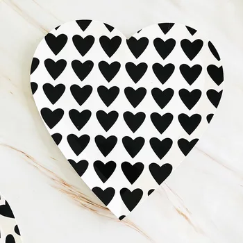 8pcs Láska tvar Jednorázový riad nastaviť jednorazové papierové dosky Čierne bodky Láska pre svadby, narodeniny, party dekorácie dodávky