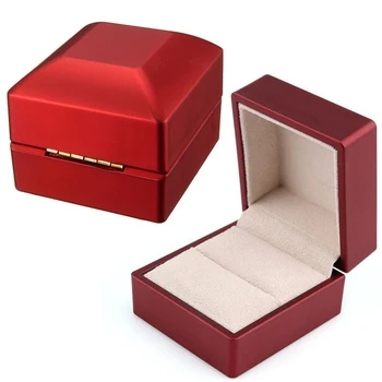 Luxusný Prsteň Kožené šperky Box s LED Svetlom Zapojenie Snubné Prstene Prípade Boxy Červené Nové 2020 šperky organizátor balenie